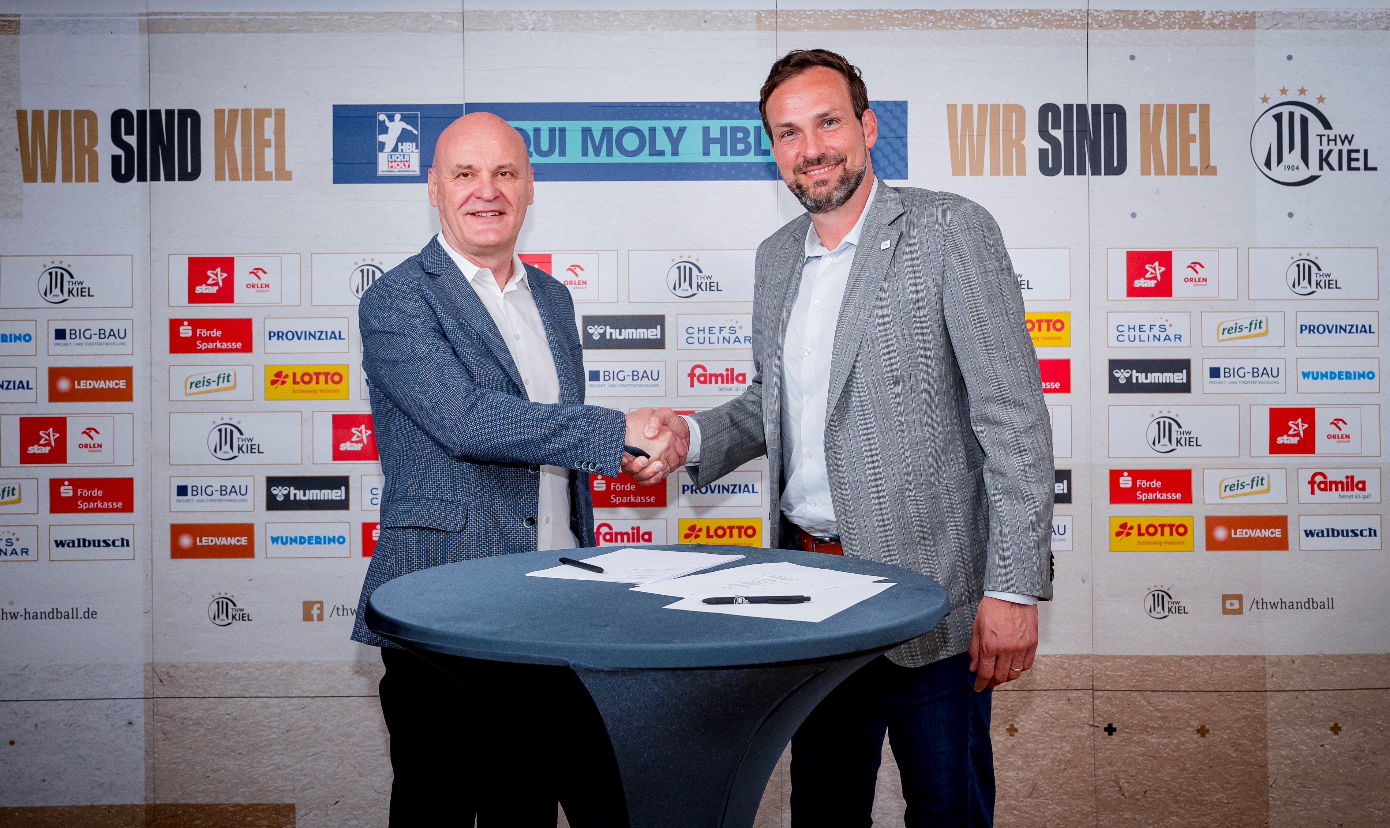 Waldemar Bogusch (l.), CEO der ORLEN Deutschland GmbH, mit Viktor Szilágyi, Geschäftsführer des THW Kiel_(c) Sascha Klahn.jpg