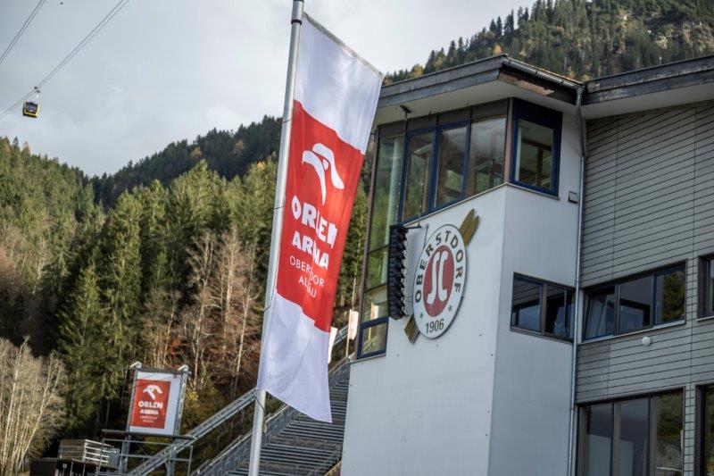 Das ORLEN Logo ziert viele Flächen der Skisprung-Arena Oberstdorf Allgäu. (1).jpg