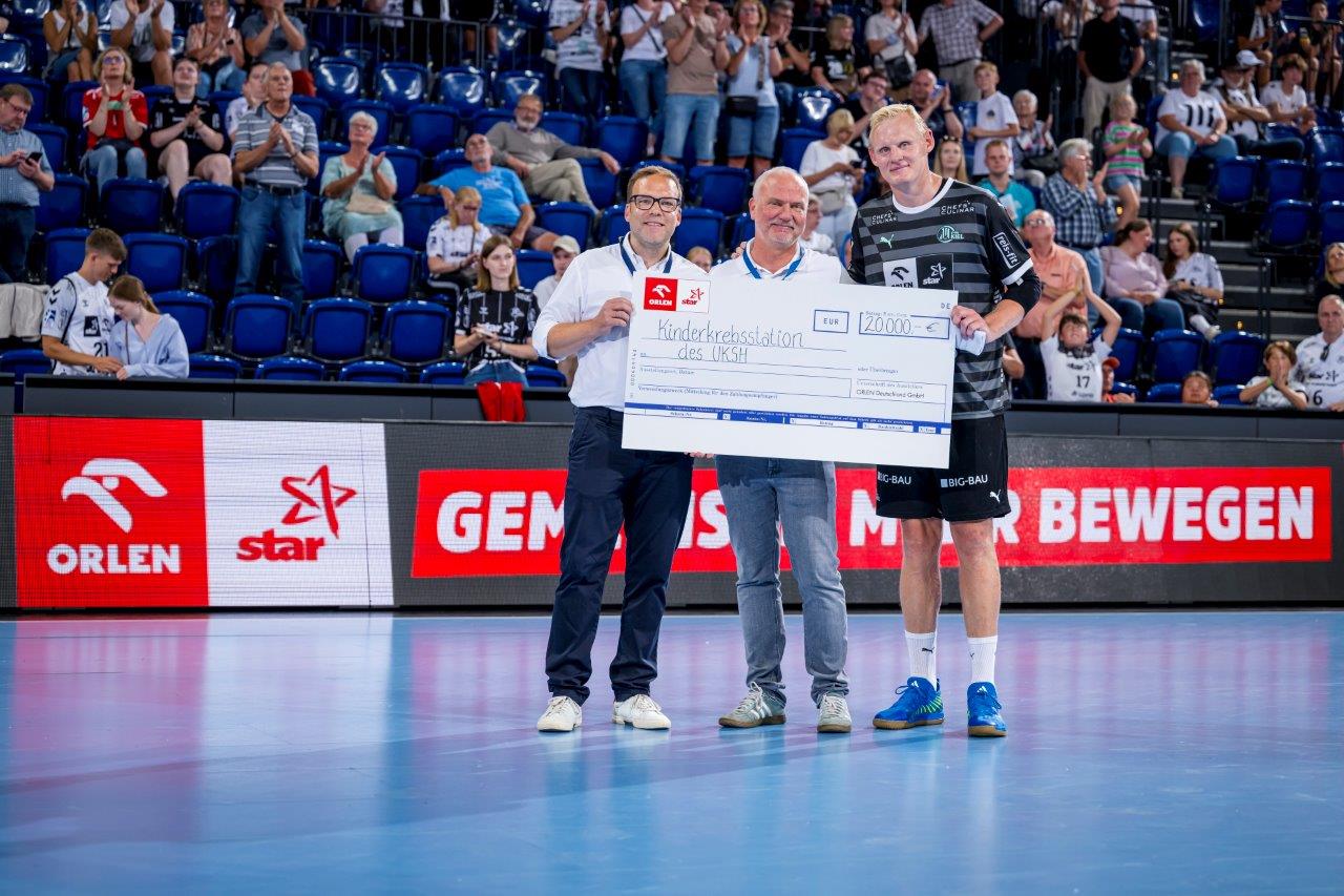 Spendenscheckübergabe beim ORLEN star Cup_web - Kopie.jpg