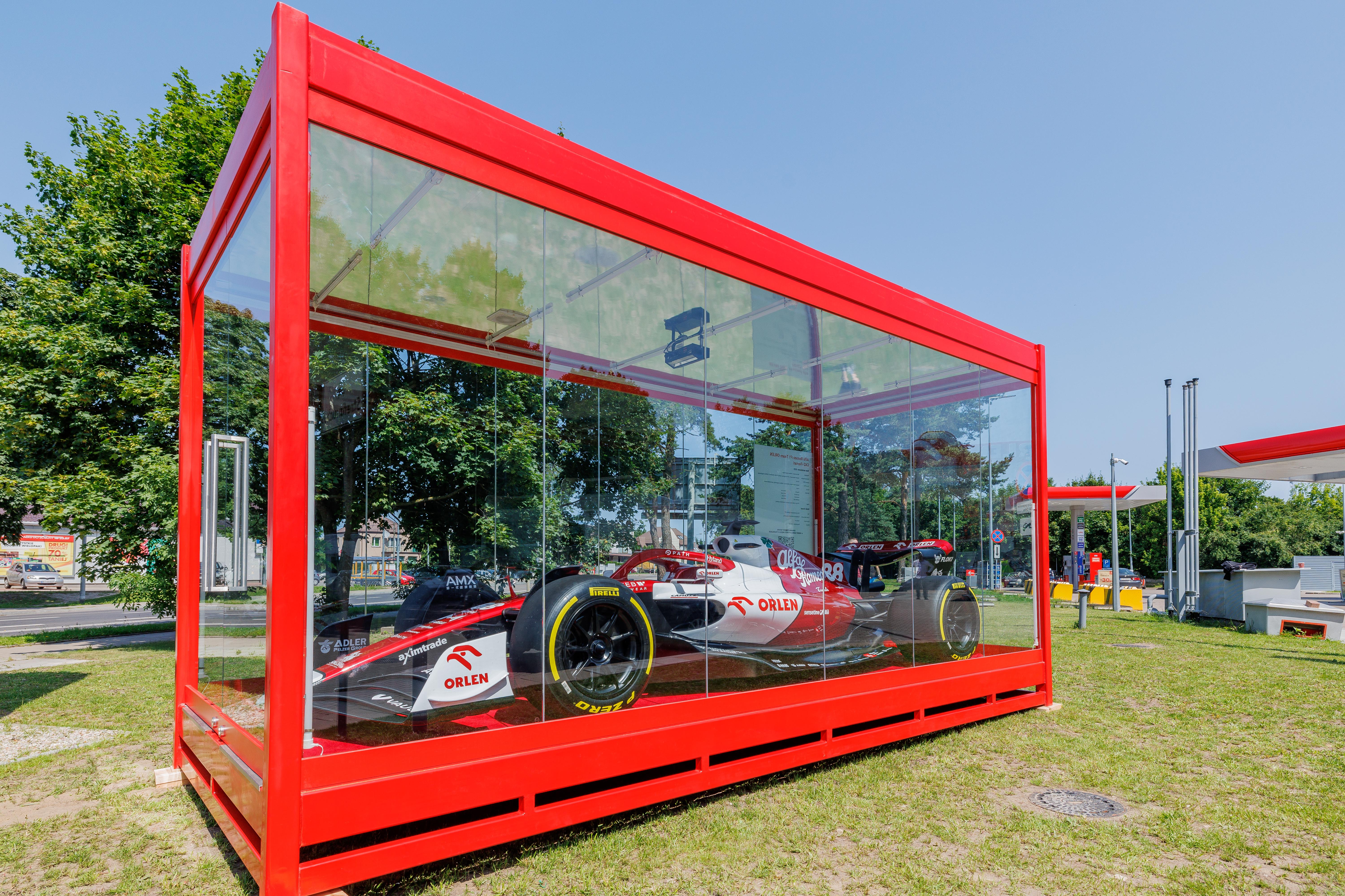 Auf Deutschlandtour an star Tankstellen - Alfa Romeo F1 Team ORLEN Rennwagen_(c) ORLEN Deutschland GmbH.jpg.jpg