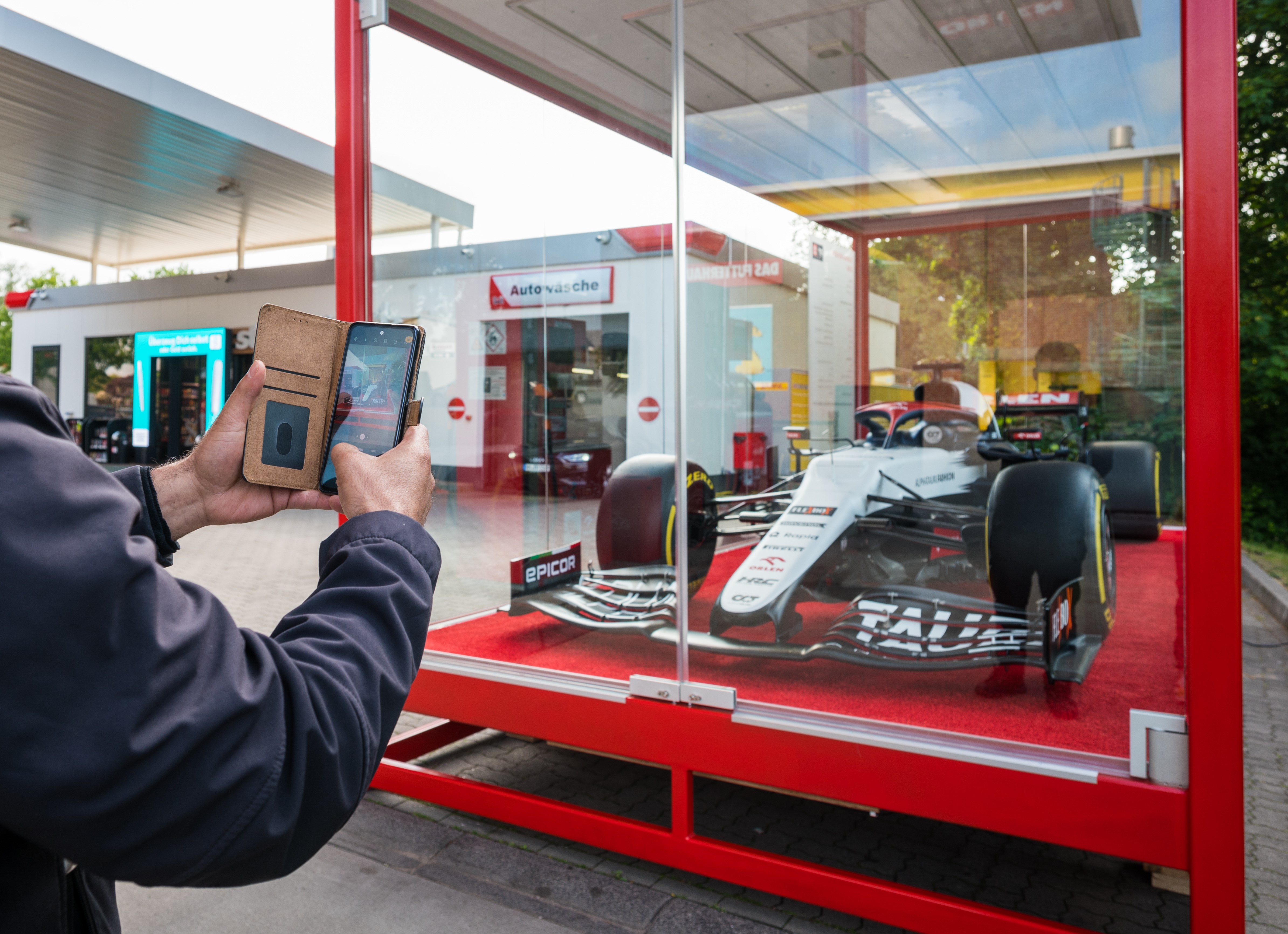 Formel 1-Wagen an der star Tankstelle in Elmshorn_6.jpg