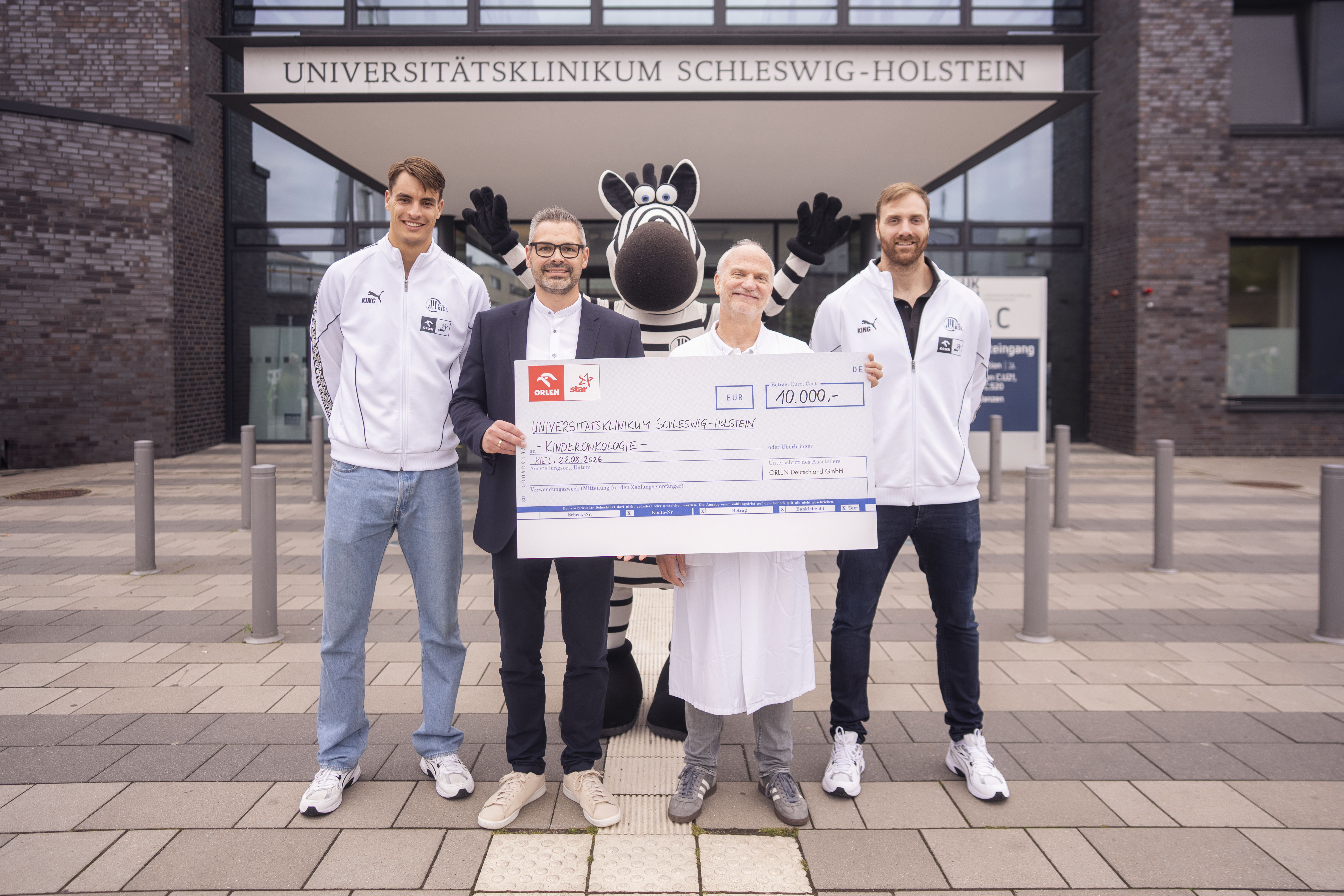 Scheckuebergabe ans UKSH_Julian Köster_Dennis Kulbach_Gunnar Cario_Andreas Wolff.jpg